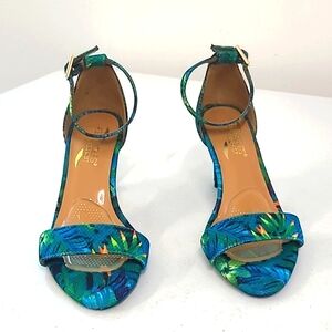 Like new Aerosoles super cute strappy heels size 7.